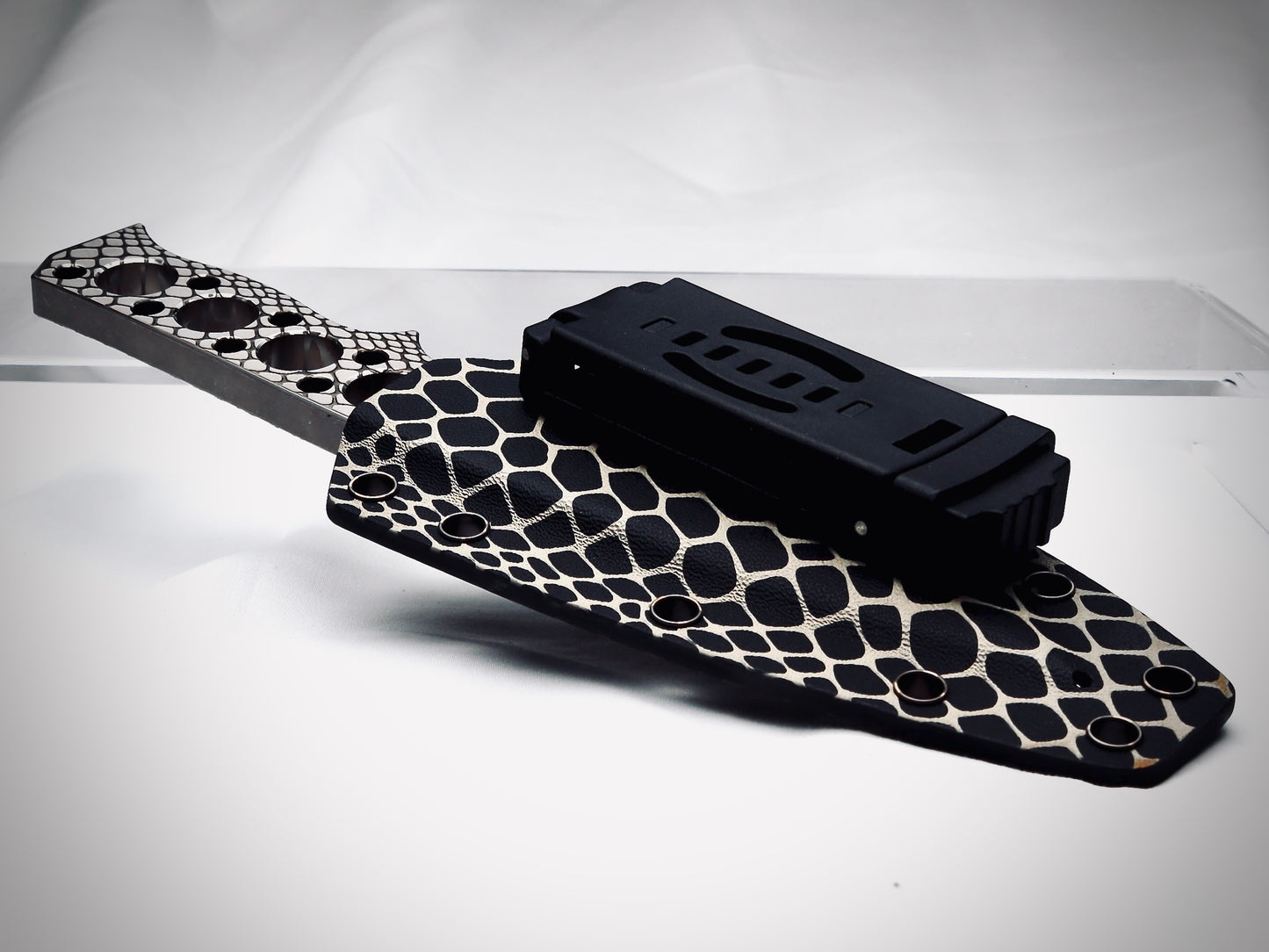 Fixie - Venom Deep Engrave – Customized Fixed-Blade Knife with Custom Sheath