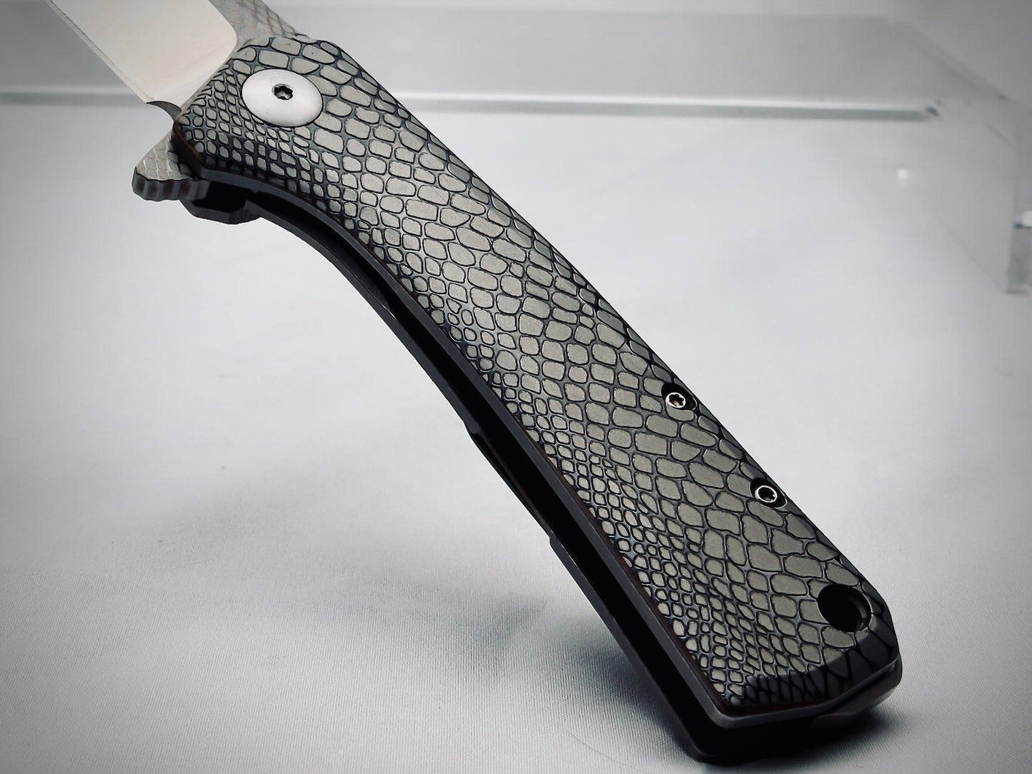 Model 1982 Venom Deep Engraved - Customized Premium Folding Knife