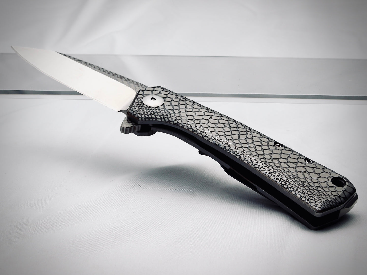 Model 1982 Venom Deep Engraved - Customized Premium Folding Knife