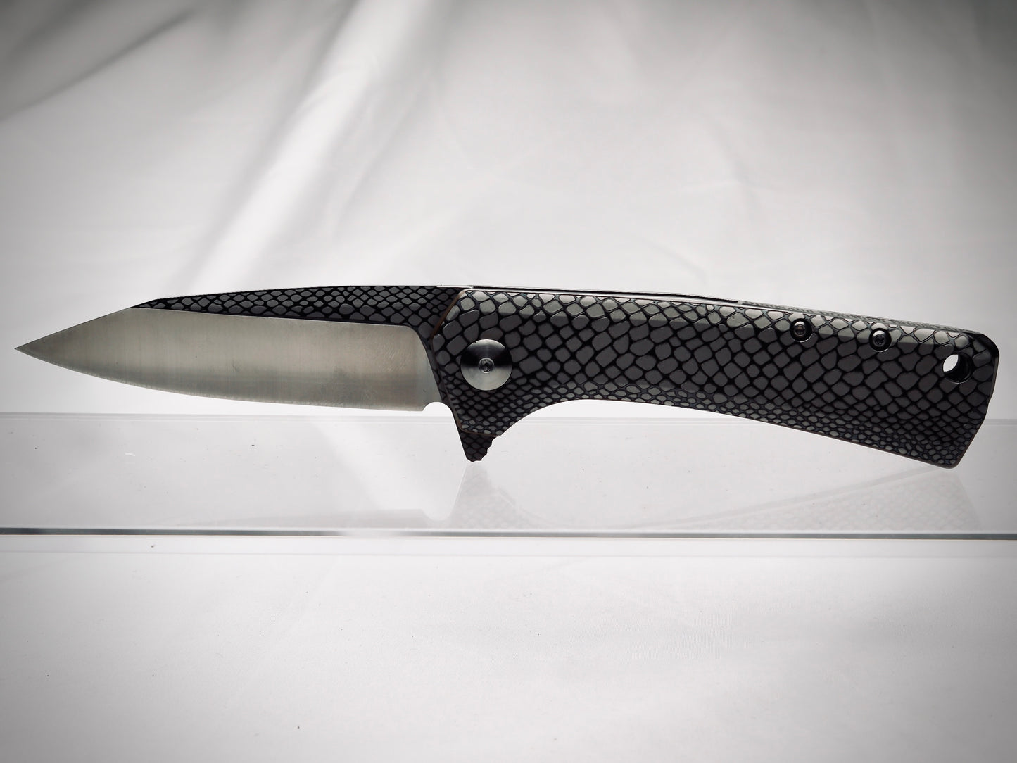 Model 1982 Venom Deep Engraved - Customized Premium Folding Knife