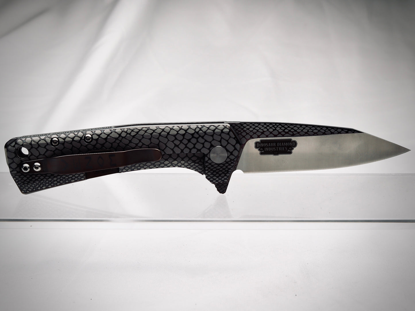 Model 1982 Venom Deep Engraved - Customized Premium Folding Knife