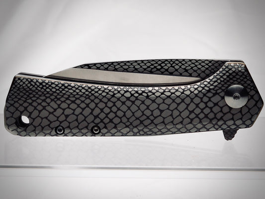 Model 1982 Venom Deep Engraved - Customized Premium Folding Knife