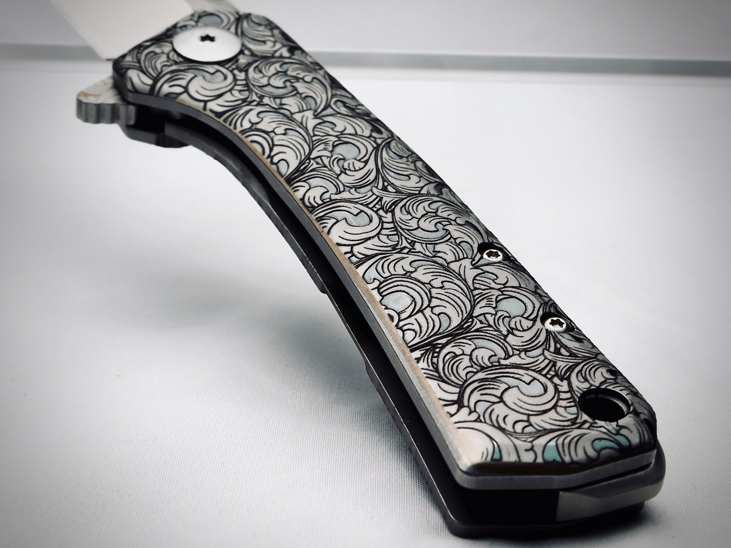 Model 1982 Scrolls Deep Engraved - Customized Premium Folding Knife